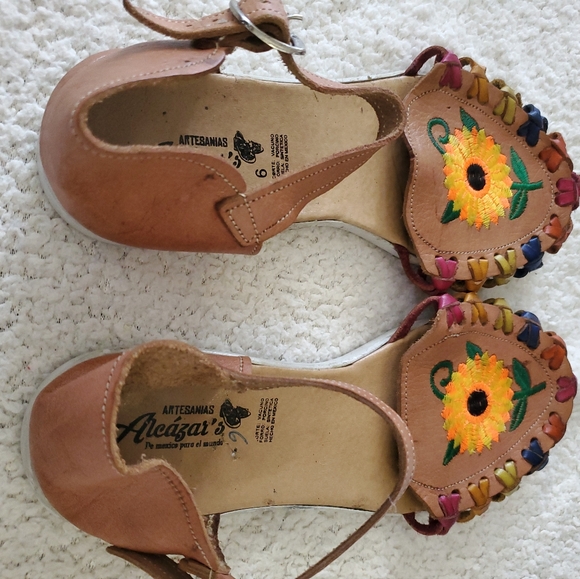 Alcazars Artesanias Floral Embroidered Leather Sandals - Picture 4 of 14